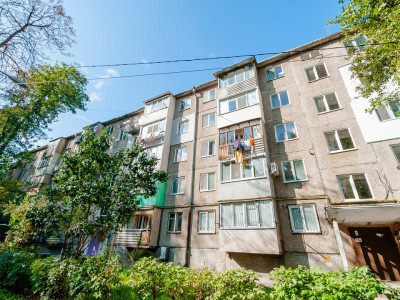 Apartament cu 2 camere separate, de mijloc, 43.5mp, Botanica, Sarmizegetusa.