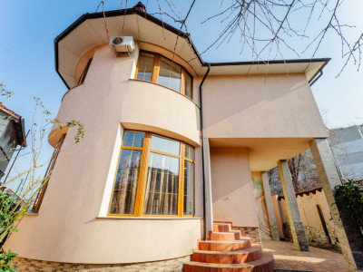 Vanzare casa cu 3 nivele, 270 mp, str. Plaiului, Botanica, mun. Chișinău.