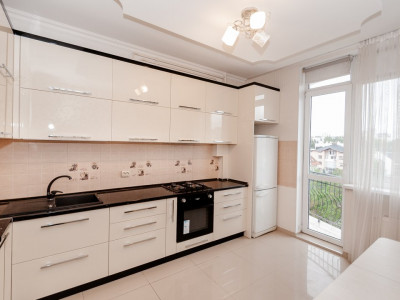 Apartament de vanzare cu 3 camere, Centru, str. Moara Roșie.