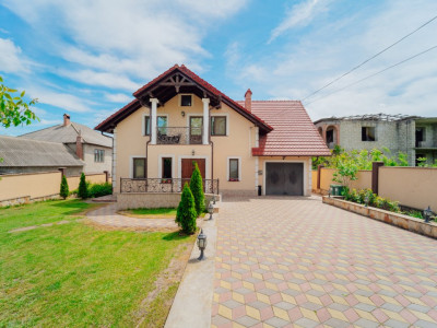 Casă spațioasă de vânzare cu 3 dormitoare și living în Durlești, str. Păcii.