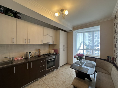 Dansicons, str. N. Testemițanu, Centru, 4 camere + living, reparație euro!