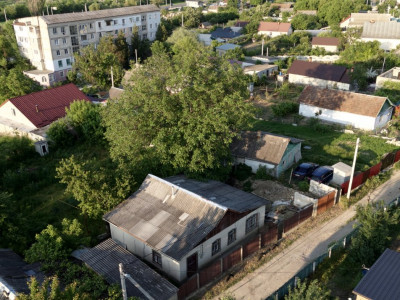 Casă cu teren de 8 ari de vânzare în centrul or. Strășeni, str. Mihai Viteazul.