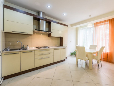 Apartament spațios și luminos, 2 camere + living, bloc Amic – Str. Varșovia