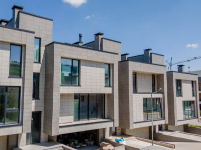 Townhouse în cartierul rezidențial Poiana Pinului, ExFactor.