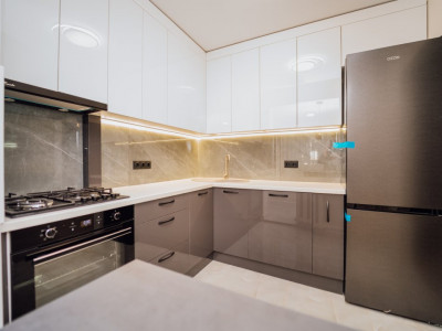 Apartament cu 3 camere, de mijloc, bilateral, Botanica, Nicolae Zelinski.