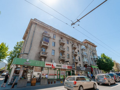 2-комнатная квартира в центре, бул. Штефан чел Маре + 2 парковочных места.