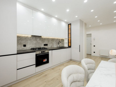 Apartament de vanzare cu 2 camere și living, Astercon Dumbrava. 