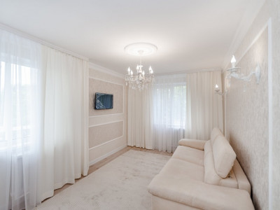 De vânzare apartament cu 2 camere+living, Buiucani, bd. Alba Iulia, prima linie.
