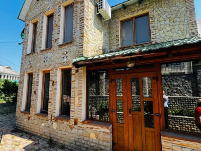 Просторный двухуровневый дом, ул. Кобзарилор, Кодру, Кишинёв.