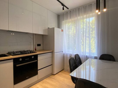 Botanica, str. Grenoble, apartament cu 2 camere+living, seria MS, euroreparație 