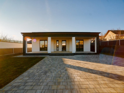 Case noi într-un nivel – zonă bună! 3 locuințe disponibile 