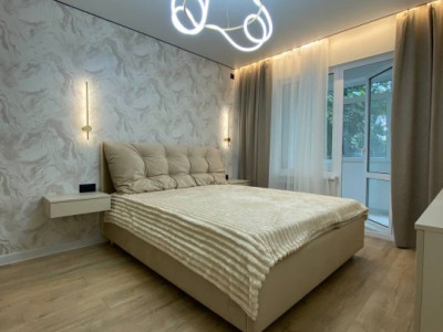 Квартира 3 комнаты + гостиная, 74 м², серия 143, 2 кладовые на этаже.