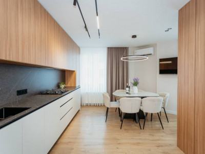 Newton House Ioana Radu, apartament cu 3 camere și living, complet mobilat. 
