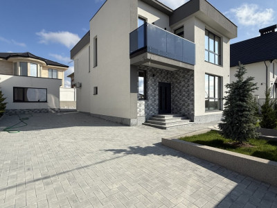 Casă în stil Hi-Tech cu reparație premium în Poiana Domnească!