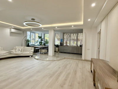 Apartament cu 3 camere +living + terasa, Centru, Colina Puskin.