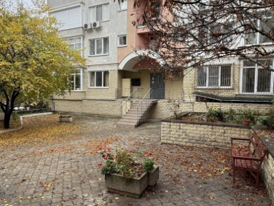 Apartament cu 3 camere +living + terasa, Centru, Colina Puskin.
