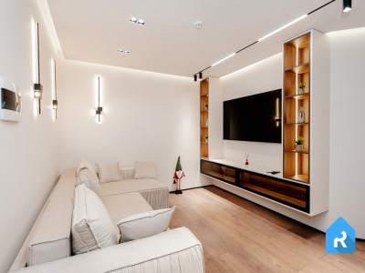 Exfactor, Mircea cel Bătrân 41/A, priveliște spre bulevard, 1 cameră + living.