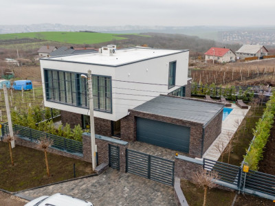 Casă hi-tech cu piscină 