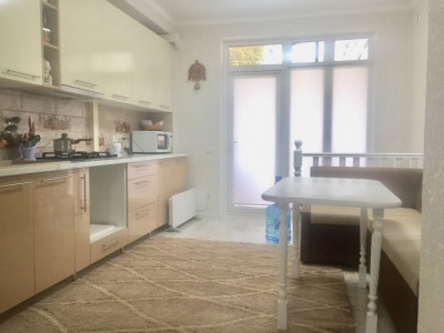 Se vinde apartament cu 2 camere pe str. Calea Iesilor