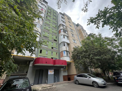 Ciocana, Mircea cel Bătrân, apartament de mijloc cu 2 camere, seria 143.