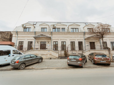 Bloc individual, spații de birou și locative, curte proprie. 