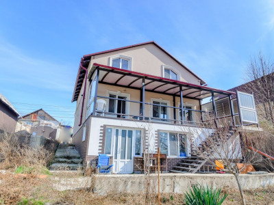 Продается 2-х уровневый дом, Кодру, 250 квадратных метров+ 6 соток земли.