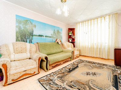 Vânzare apartament cu 3 camere în centru comunei Ciorescu!
