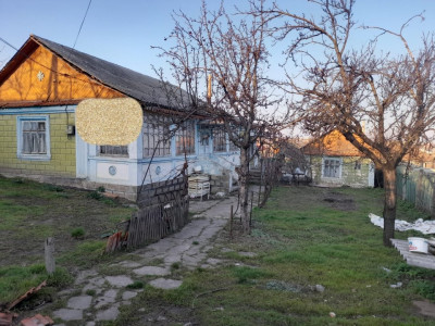 Teren de 9,7 ari cu o casă spre demolare în or. Durlești, str. Cișmelelor.