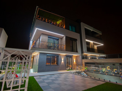 Casă modernă în stil hi-tech cu piscină! Colonița, str. Unirii, lângă pădure!